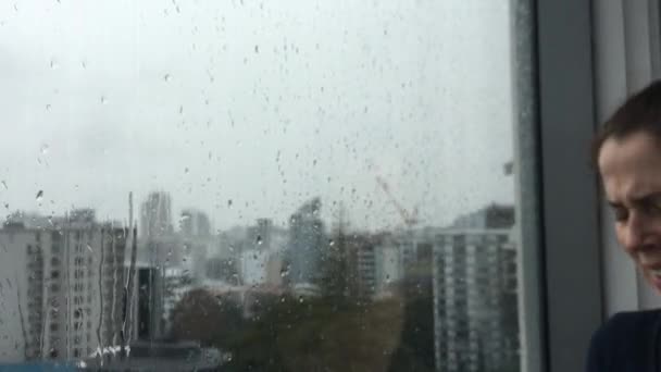 Yağmurlu bir günde ağlayan kadın - Video, Çekim