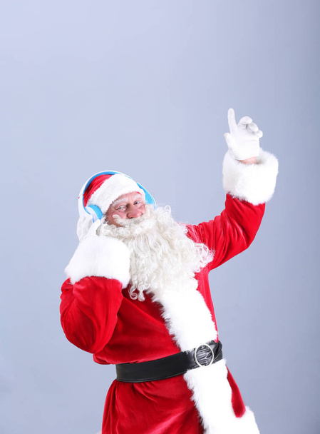 Santa Claus listening to music - Foto, Imagem