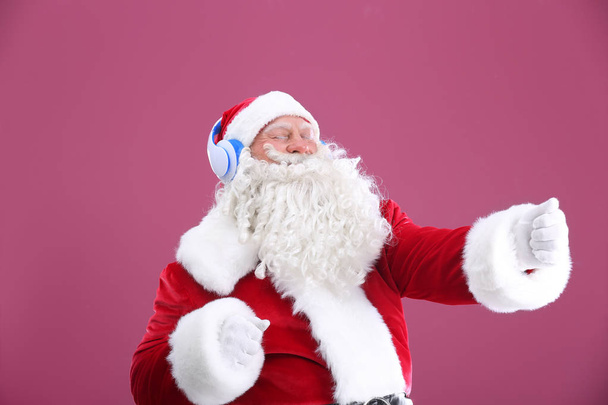 Santa Claus listening to music  - Фото, зображення