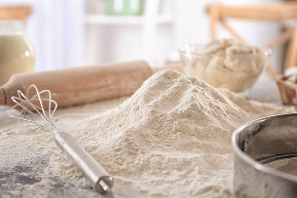 flour and whisk on kitchen table - Fotoğraf, Görsel
