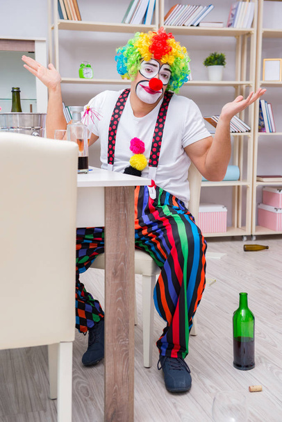 Opilý klaun slaví párty doma - Fotografie, Obrázek