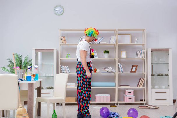 Drunk clown celebrating having a party at home - Foto, imagen