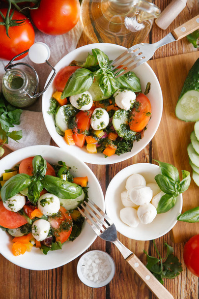 Овочевий салат з моцарелою
 - Фото, зображення