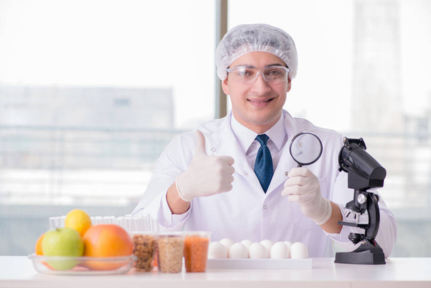 Voedingsdeskundige test levensmiddelen in lab - Foto, afbeelding
