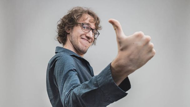 úspěšný muž portrét s palcem nahoru - Fotografie, Obrázek