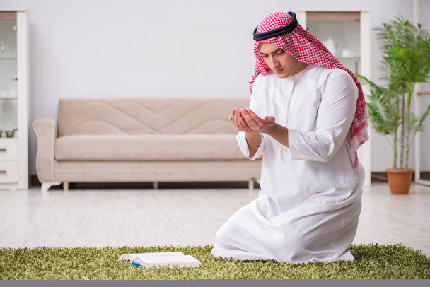 Hombre árabe rezando en casa - Foto, imagen