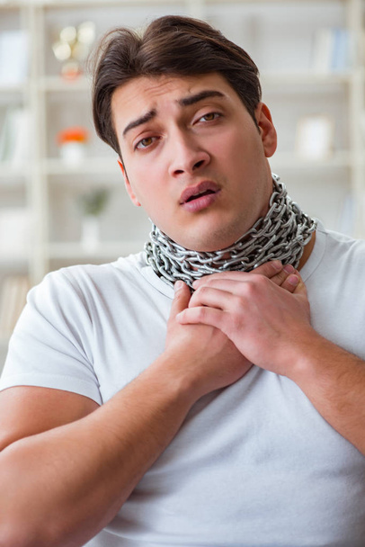 Молодий чоловік страждає від болю в горлі
 - Фото, зображення