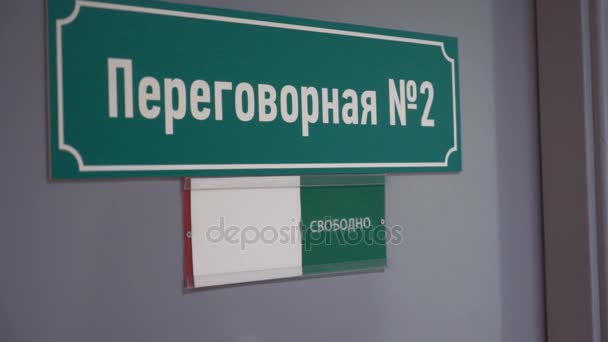 Kadın el kapısında Kiril metin toplantı odası ile işgal için plaka taşır - Video, Çekim