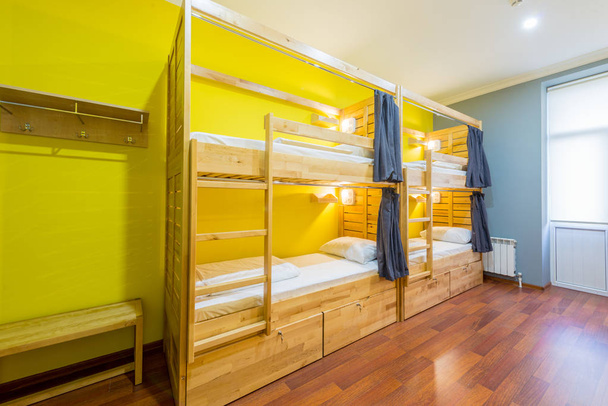 Albergue camas compartidas dispuestas en la habitación - Foto, Imagen
