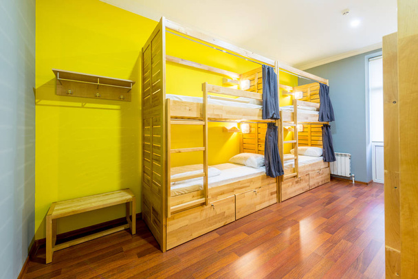 Hostel lits dortoirs disposés dans la chambre - Photo, image