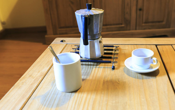 weißer Kaffeebecher in einem Holztisch - Foto, Bild