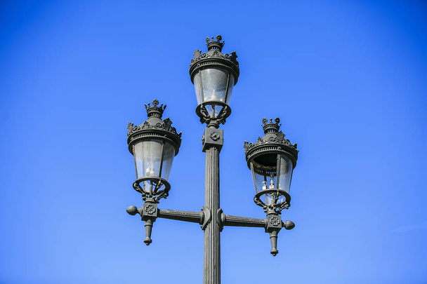 バルセロナに配置される典型的な街路灯 - 写真・画像