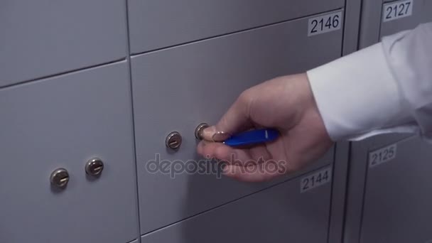 Bank manager kezet hozza két kulcsok biztonságos letéteményes kulcslyuk - Felvétel, videó