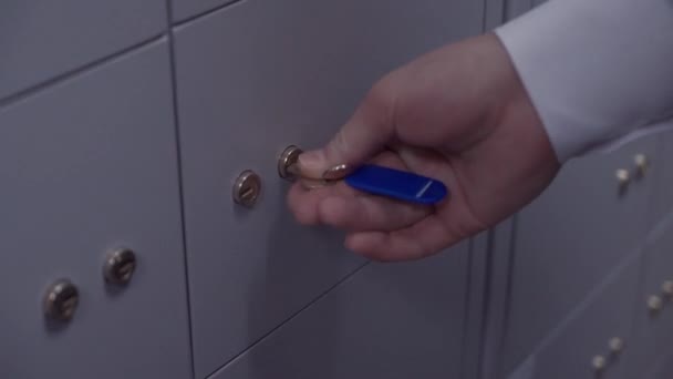 Τράπεζα υπάλληλος χέρια βάζει δύο κλειδιά σε ασφαλή θεματοφύλακα κλειδαρότρυπες - Πλάνα, βίντεο