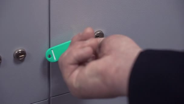 Επιχειρηματίας χέρι στο κοστούμι προσπαθεί ανοιχτή Τράπεζα ασφαλή θεματοφύλακα κελί - Πλάνα, βίντεο