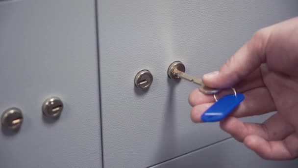 Üzletember és a kezelő kezét öltöny próbál nyitott bank biztonságos letéteményes cellában - Felvétel, videó