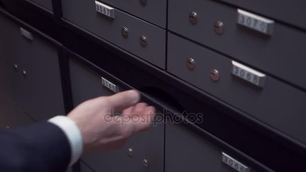 Τα χέρια του διευθυντή Τράπεζας βγάζει πτυσσόμενο τραπέζι σε ασφαλή θεματοφύλακα για υπολογιστή-πελάτη να χρησιμοποιήσετε - Πλάνα, βίντεο