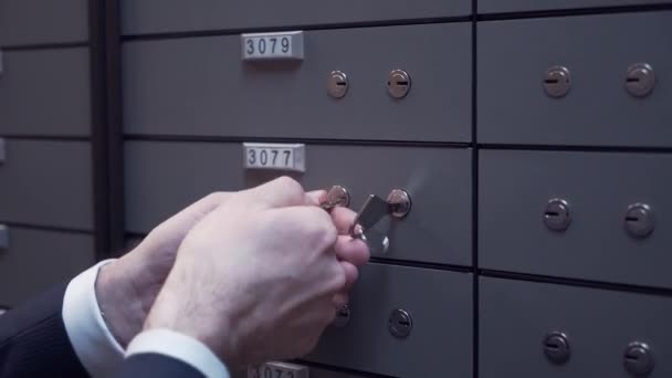 Bank manager handen met oude man client opsluiten van veilige cel met behulp van twee toetsen - Video