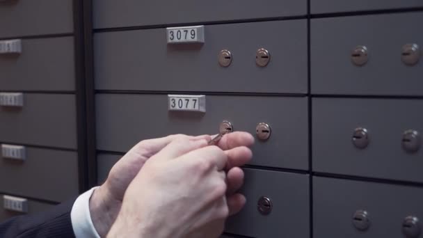 Bank manager handen met oude man client sluiten van veilige cel met behulp van twee toetsen - Video