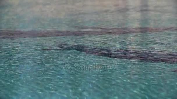 пульсаційна водна поверхня басейну з кахельним дизайном дна
 - Кадри, відео