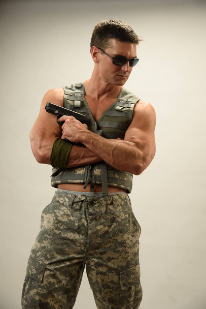 Гарячий солдат готується до бою
 - Фото, зображення