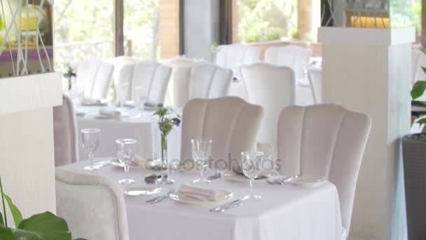 Banqueta terraza salón servido mesas, desine blanco brillante
 - Metraje, vídeo