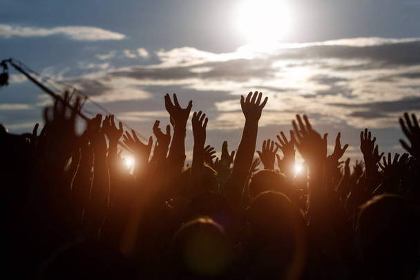 Silhouetten der Hände beim Musikfestival im freien - Foto, Bild