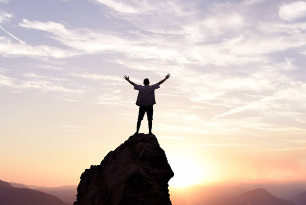 Vítěz muž, který stojí na vrcholu hory  - Fotografie, Obrázek