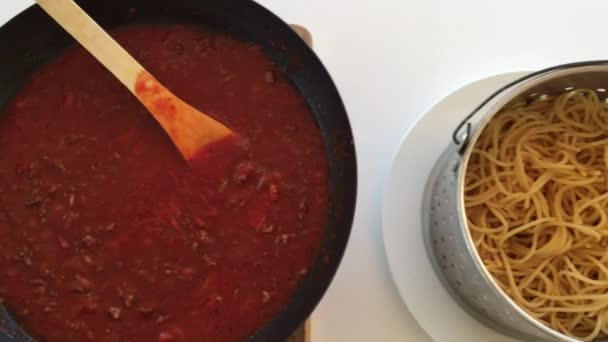 Espaguetis clásicos boloñeses
 - Metraje, vídeo
