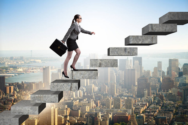Деловая женщина поднимается по карьерной лестнице в бизнес-концепции - Фото, изображение