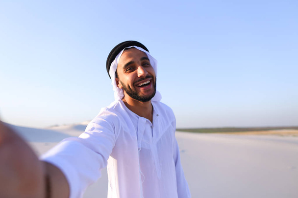 Šťastné portrét mužské Arab, který úsměvy a radost života, aktivní legitimace - Fotografie, Obrázek