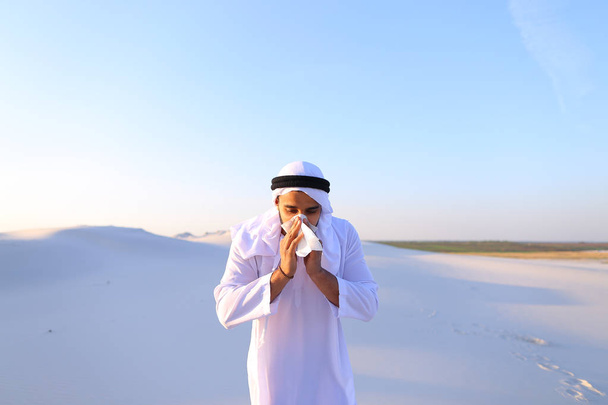 Arap adam hoş olmayan duyumlar ile soğuk, m içinde ayakta hissediyor - Fotoğraf, Görsel