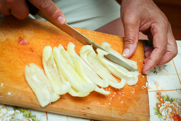 Snijden peper aan boord - Foto, afbeelding