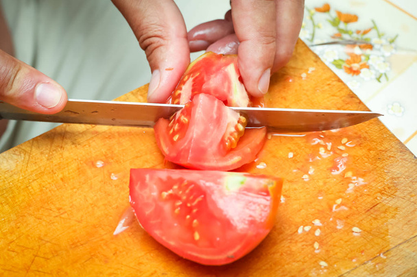 Tomaten an Bord schneiden - Foto, Bild