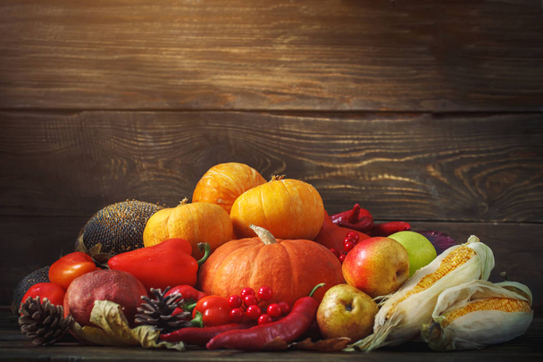 Szczęśliwy dzień Dziękczynienia tło, drewniany stół, zdobione z warzyw, owoców i liści jesienią. Jesień. - Zdjęcie, obraz