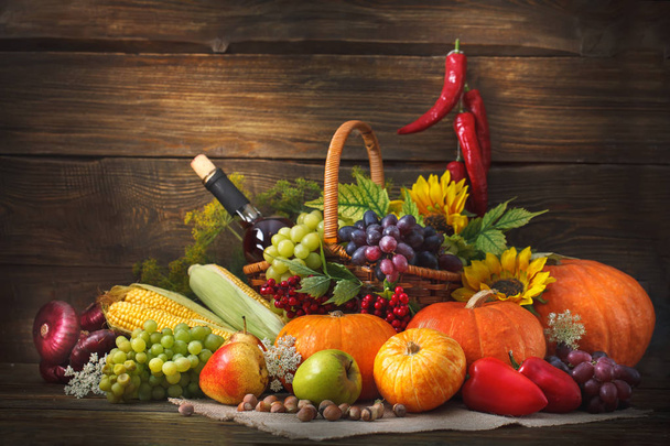 Szczęśliwy dzień Dziękczynienia tło, drewniany stół, zdobione z warzyw, owoców i liści jesienią. Jesień. - Zdjęcie, obraz