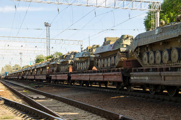 Вантажний поїзд, що перевозить військові танки на залізничних вагонах
 - Фото, зображення