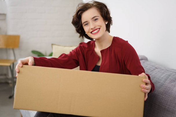 Joven mujer feliz con caja de cartón
 - Foto, Imagen