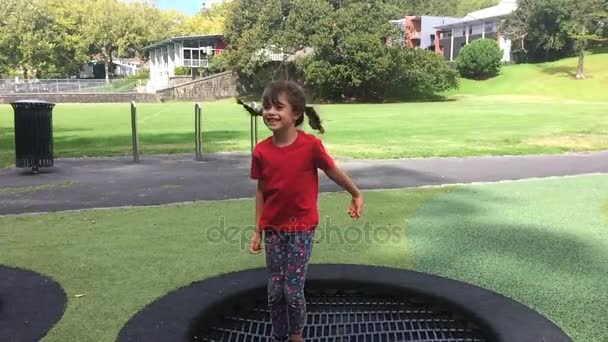 Chica feliz salta en el trampolín al aire libre
 - Metraje, vídeo