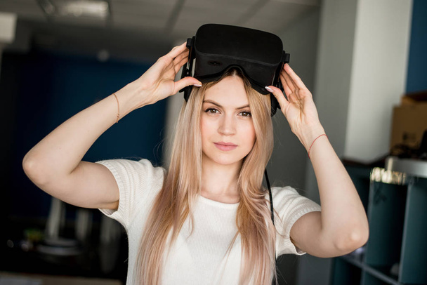 Girl in virtual reality - Фото, изображение