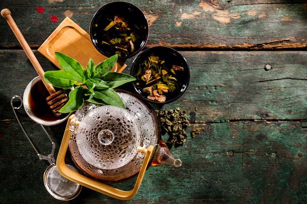 Νόστιμο φρέσκο πράσινο τσάι σε ποτήρι τσαγιέρα τελετή στο παλιό τραπέζι ρουστίκ - Φωτογραφία, εικόνα