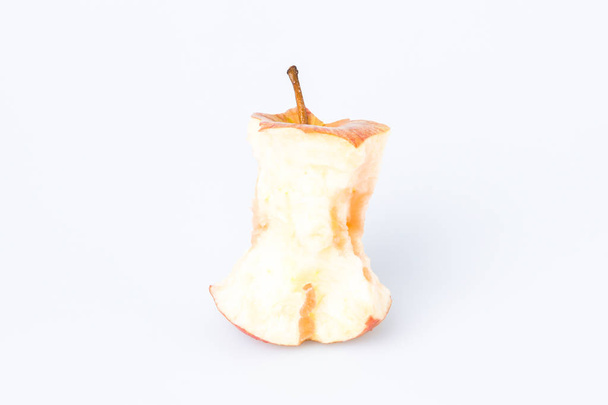 Nadgryzione jabłko nad białym - Zdjęcie, obraz