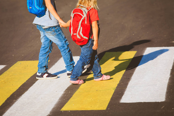 petit garçon et fille tenant la main vont à l'école
 - Photo, image