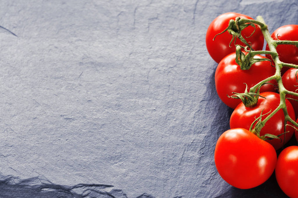 Fresh tomatoes on the branch - Foto, imagen
