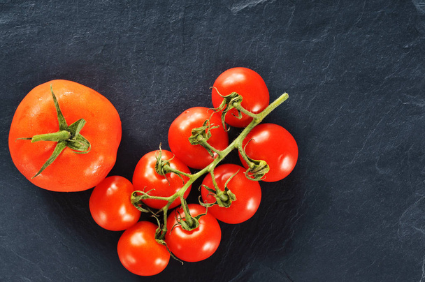 One big tomato with tomatoes  - Foto, Bild