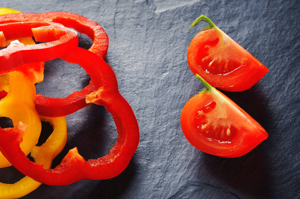 Sliced tomato with bell pepper rings  - Fotoğraf, Görsel