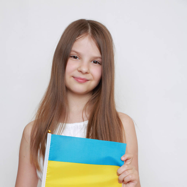 European little girl holding Ukrainian fla - Foto, Imagem