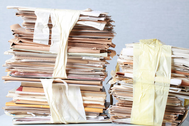 Пачка старых офисных бумаг для переработки макулатуры
 - Фото, изображение
