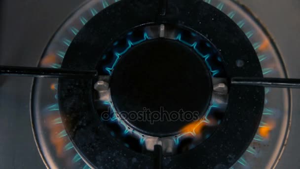 Cinemagraph van gas gloeierig vanuit een gaskachel van de keuken - Video