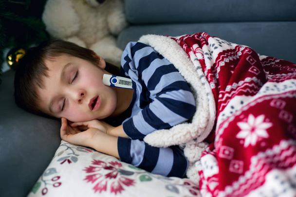 krankes kleines Kind, Junge, mit hohem Fieber schlafend auf der Couch bei - Foto, Bild